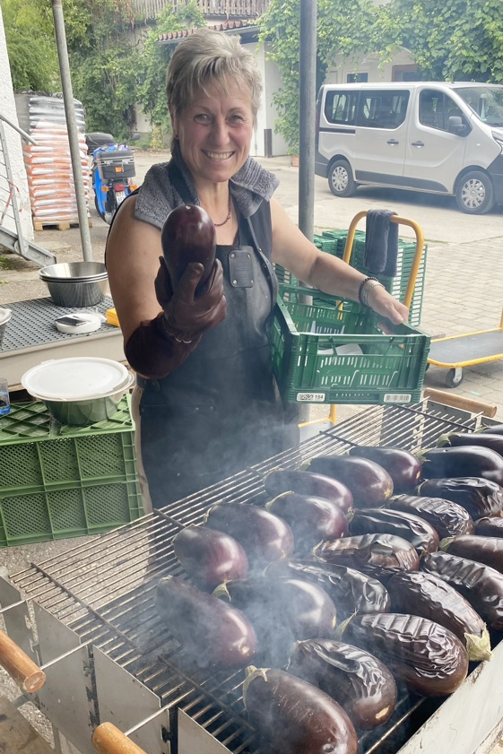 Wir sehen Lena an, wie gerne sie grillt!