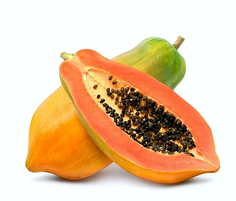 KI generiert: Zwei ganze Papayas und eine halbierte Papaya mit sichtbaren schwarzen Kernen.